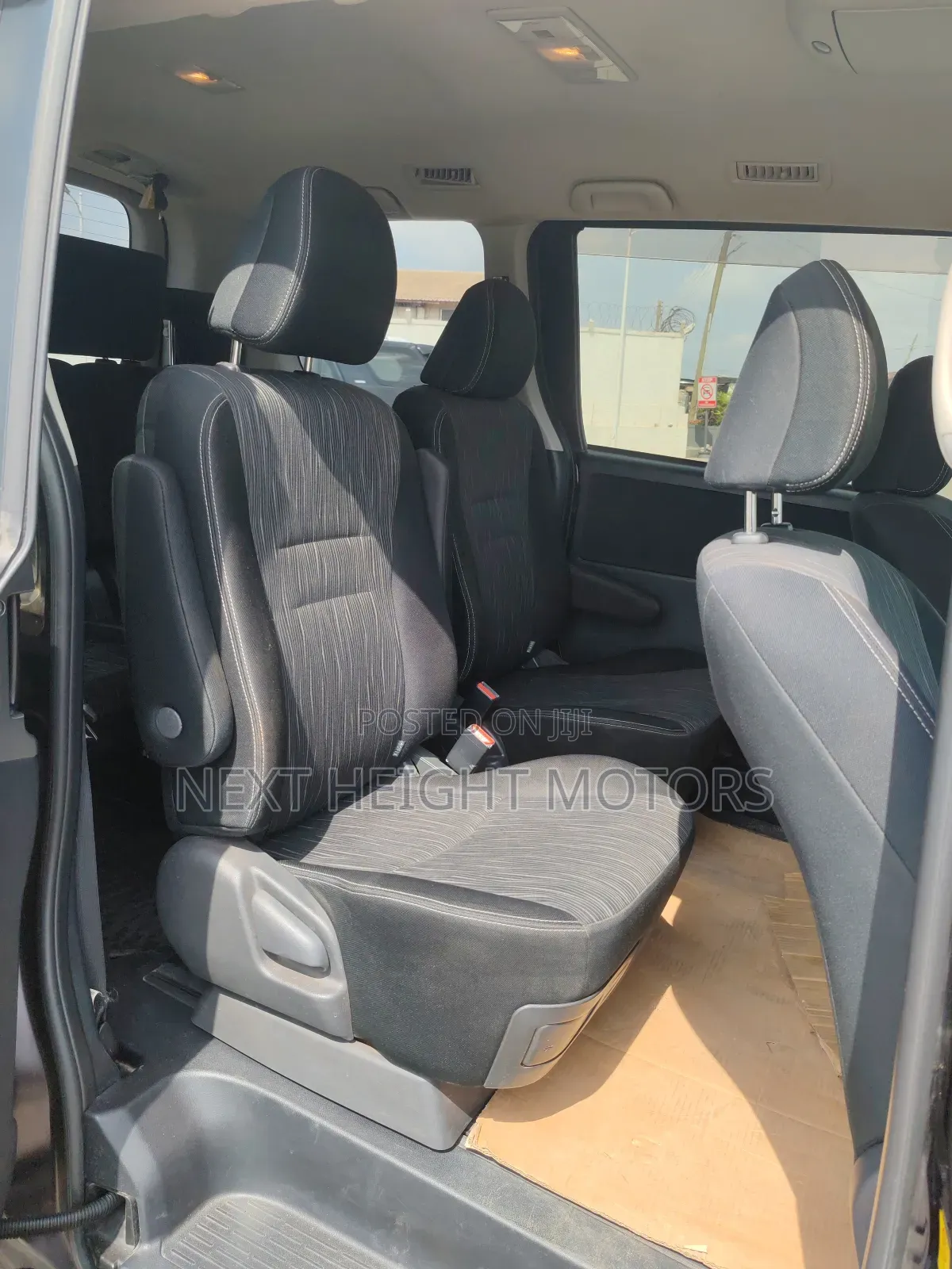 Toyota Voxy 2012
