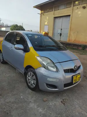 Toyota Vitz 1.5 FWD 5dr 2010 Silver