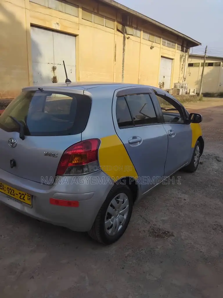 Toyota Vitz 1.5 FWD 5dr 2010 Silver