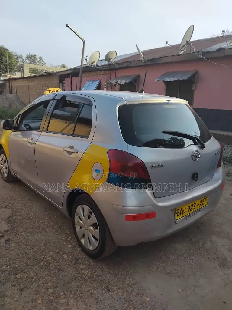 Toyota Vitz 1.5 FWD 5dr 2010 Silver