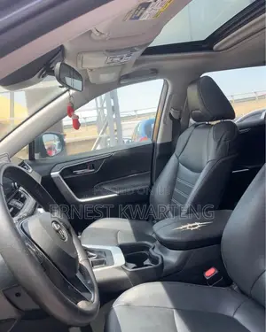 Toyota RAV4 XLE 2021 Brown