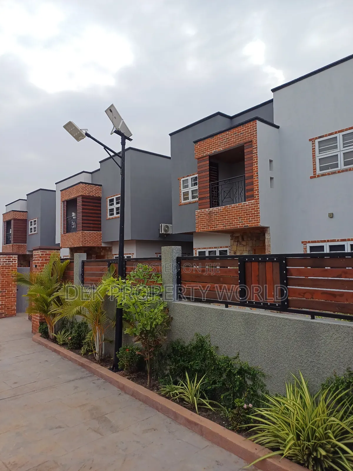 5bdrm Duplex in Adjiriganor for sale