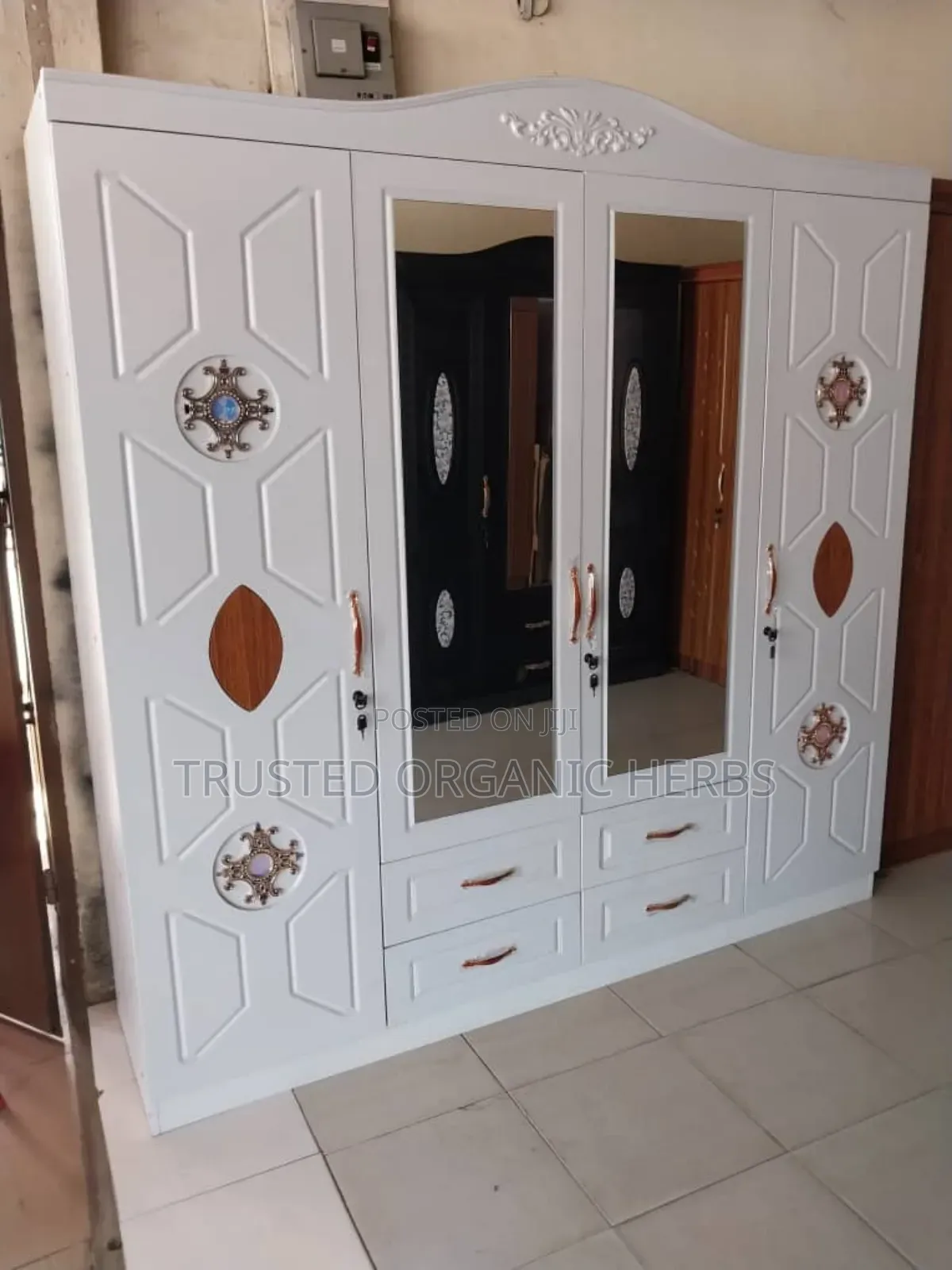 Wardrobes 4 Doors 4 Drawers and 2 Mirrors