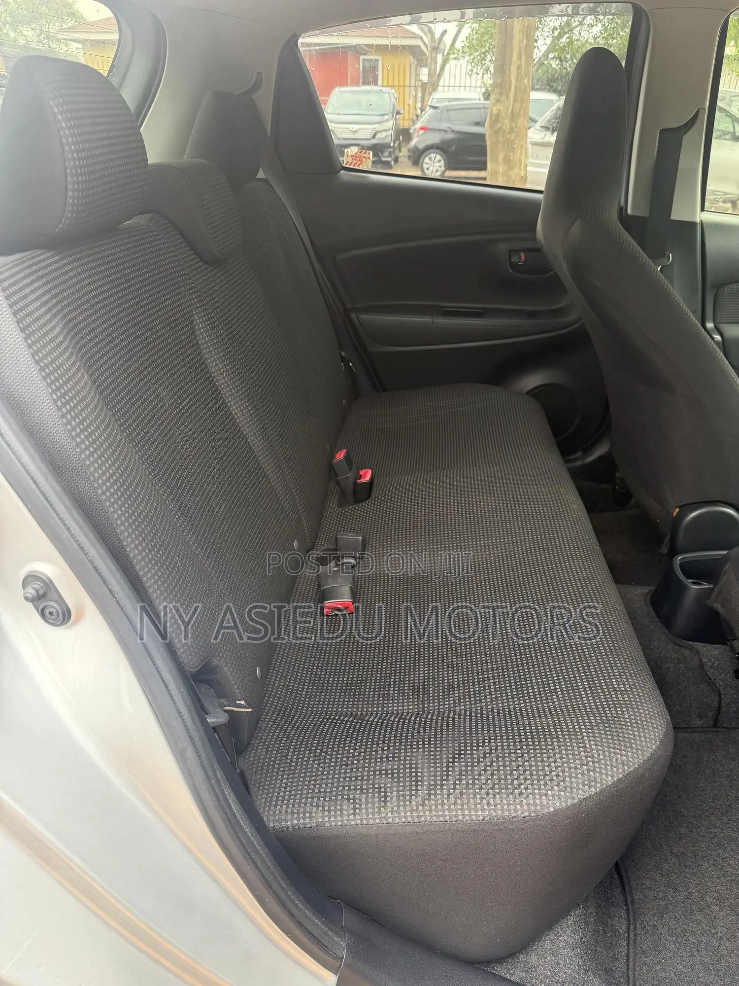 Toyota Vitz 1.3 AWD 5dr 2015 Silver
