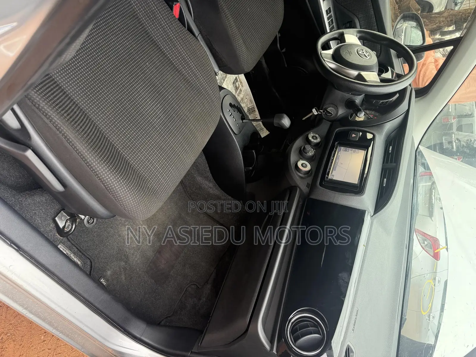 Toyota Vitz 1.3 AWD 5dr 2015 Silver