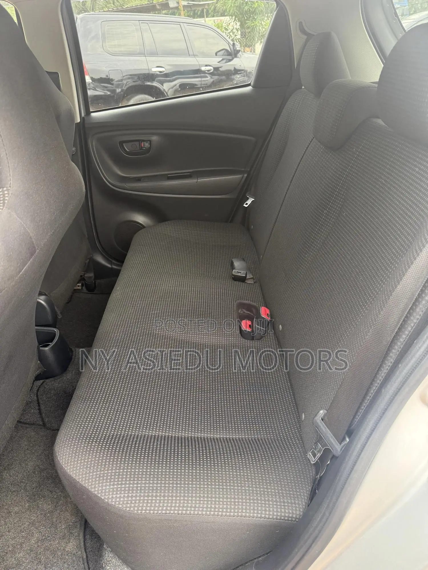 Toyota Vitz 1.3 AWD 5dr 2015 Silver
