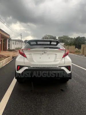 Toyota C-HR XLE 2022 White