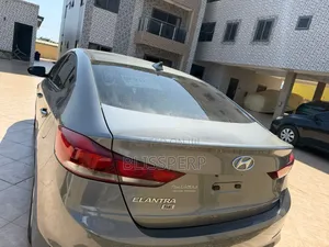 Hyundai Elantra SE Sedan FWD (2.0L 4cyl 6M) 2017