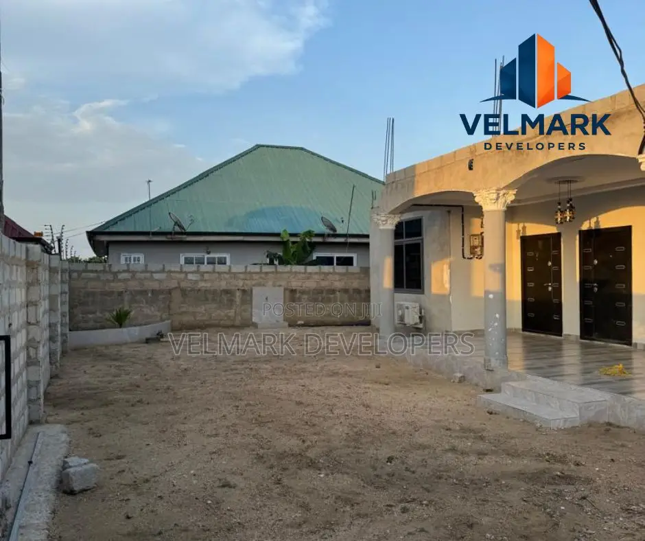 5bdrm House in Adade, Kasoa for sale