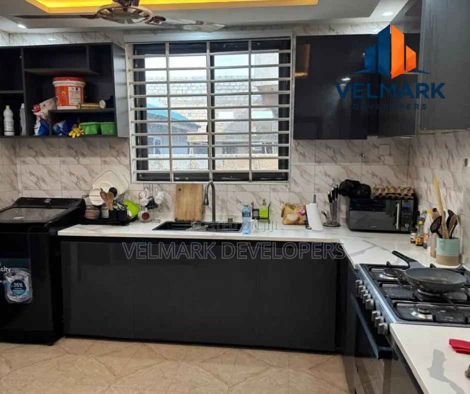 5bdrm House in Adade, Kasoa for sale