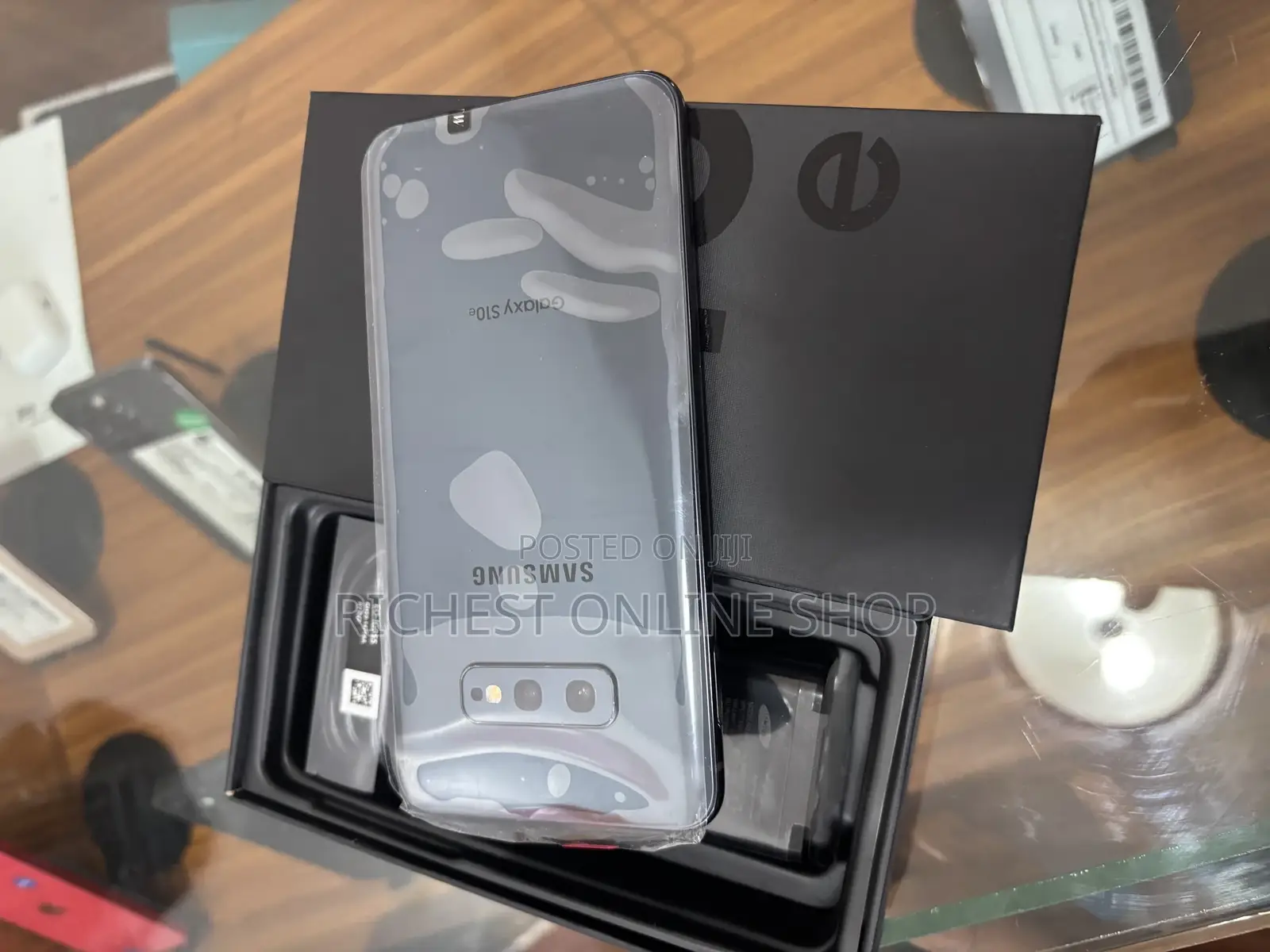 New Samsung Galaxy S10e 128 GB Black