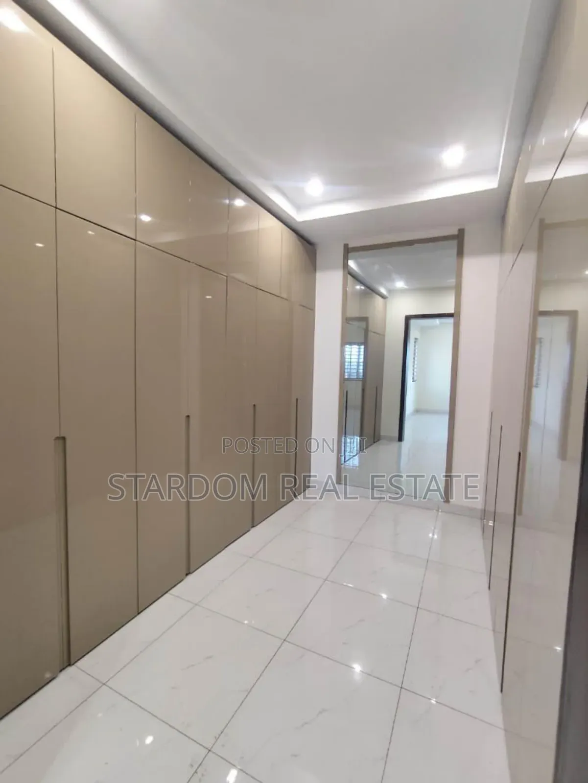 6bdrm Duplex in American House, East Legon for rent