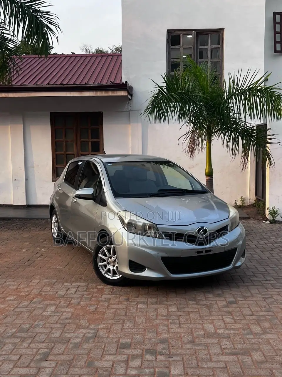 Toyota Vitz 2013 Silver