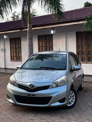 Toyota Vitz 2013 Silver