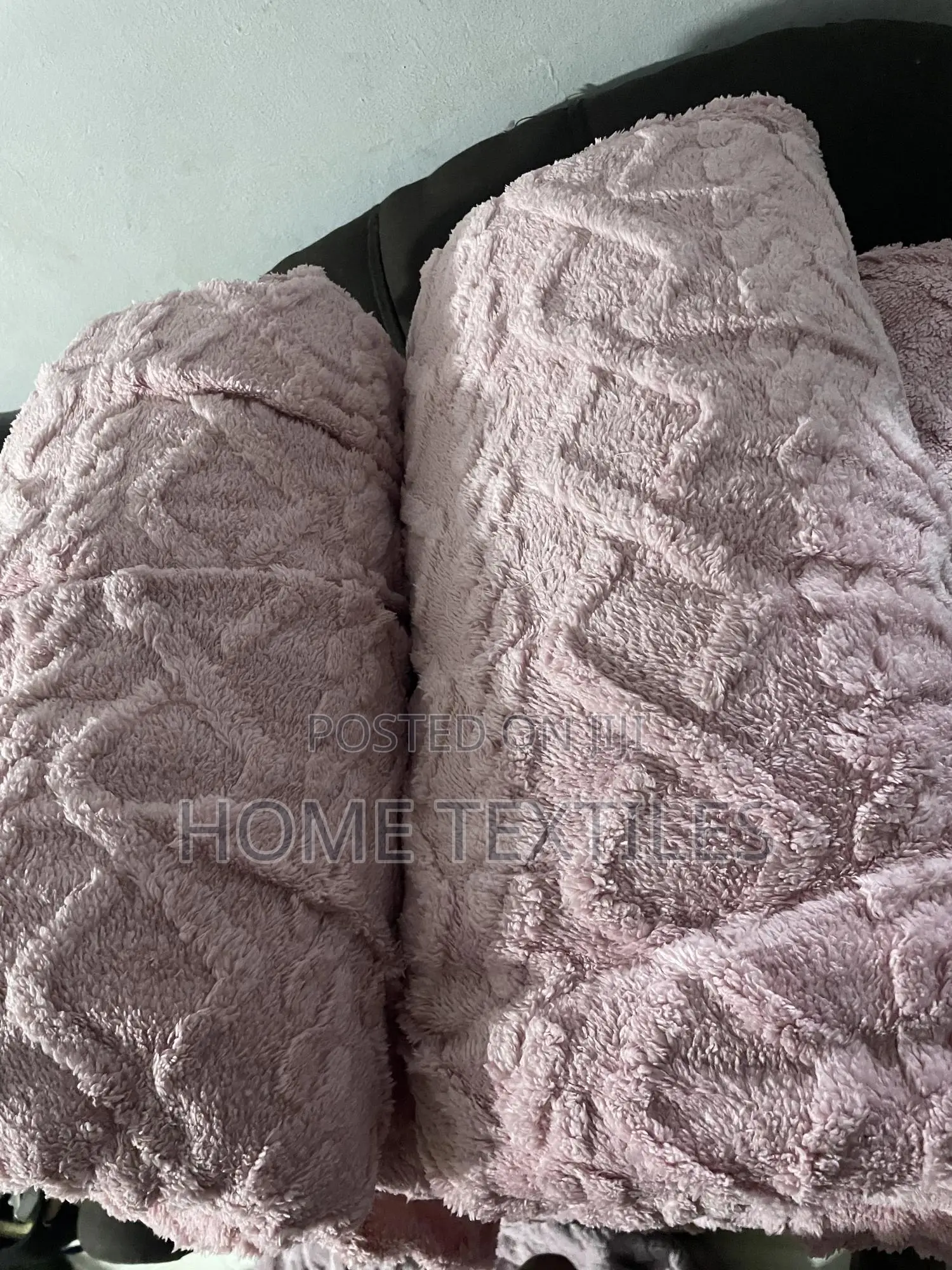 Throw Blanket With 2 Pillowcases Very Affordable