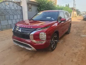 Mitsubishi Outlander SEL Launch Edition 2022 Red