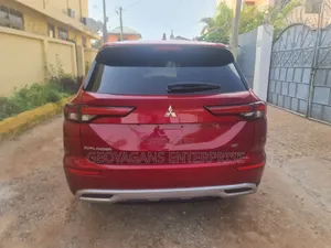 Mitsubishi Outlander SEL Launch Edition 2022 Red