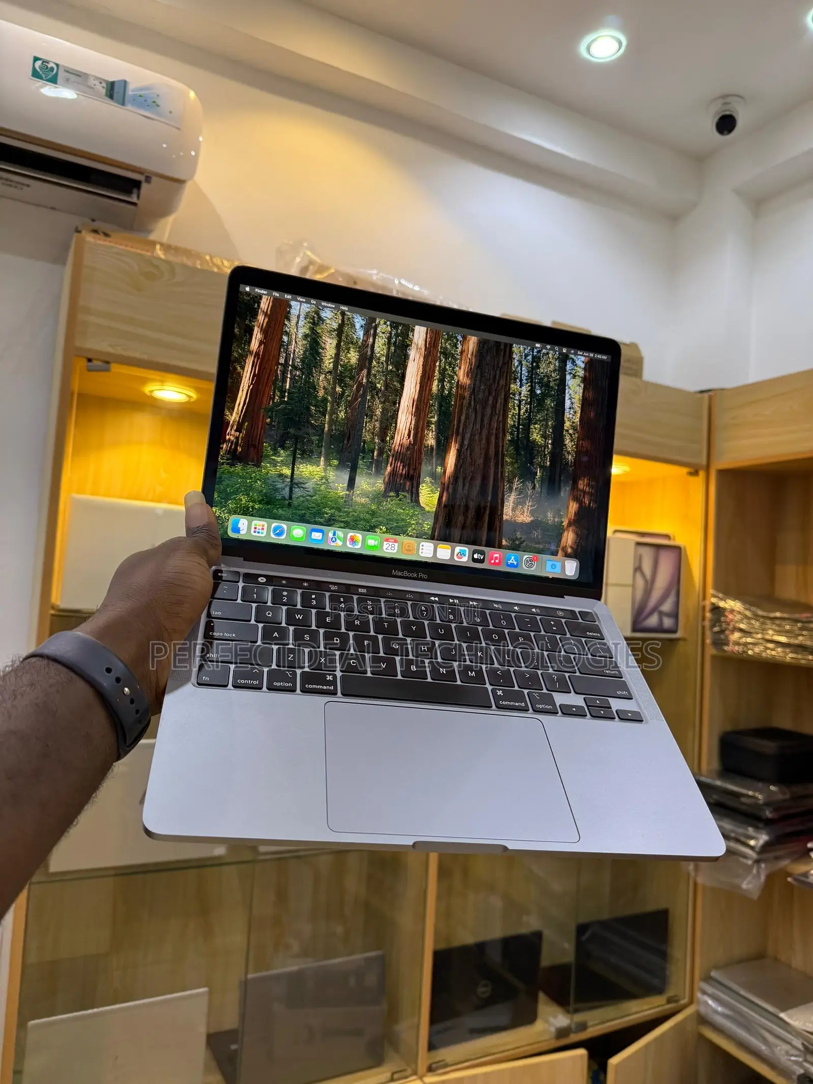 New Laptop Apple MacBook Pro 2020 8GB Intel Core i5 SSD 256GB