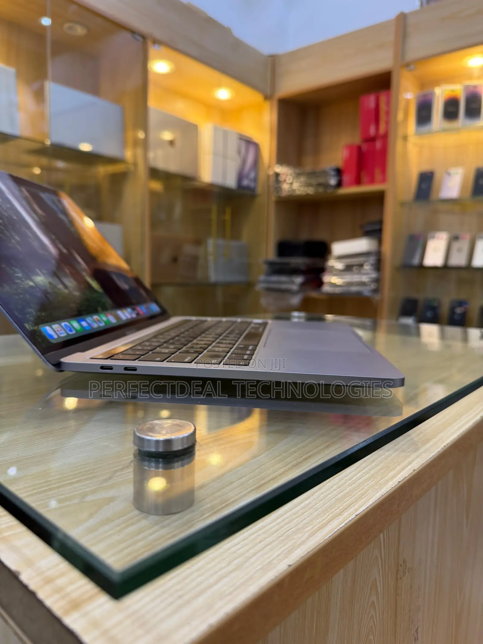 New Laptop Apple MacBook Pro 2020 8GB Intel Core i5 SSD 256GB