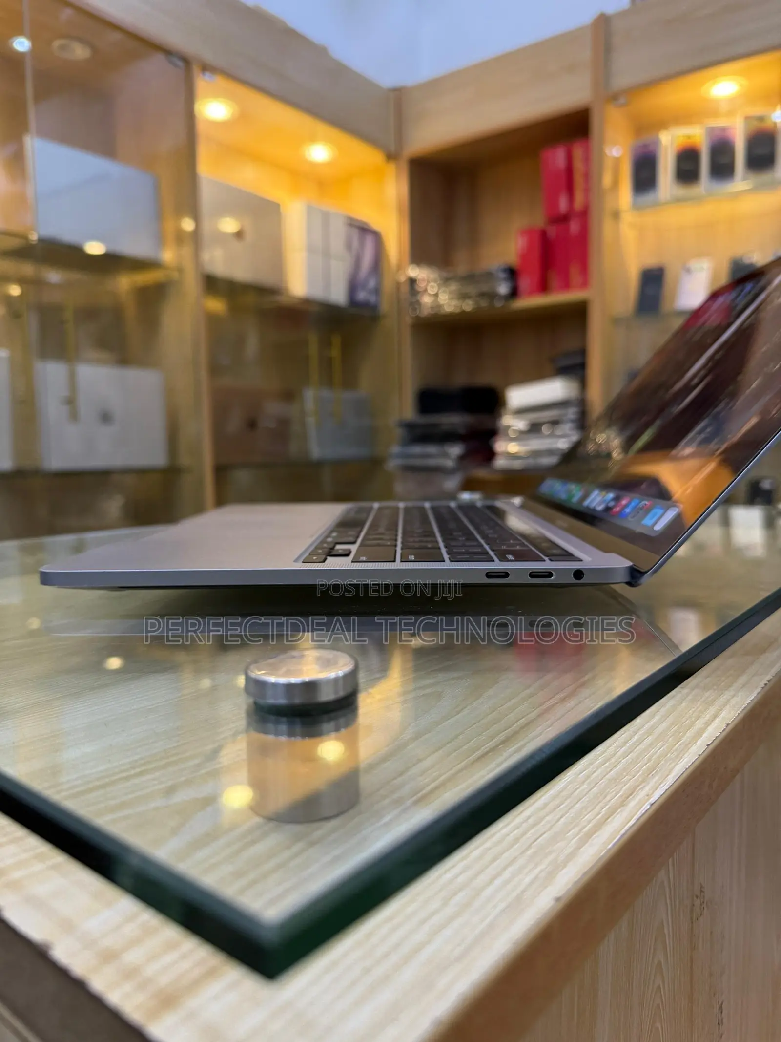 New Laptop Apple MacBook Pro 2020 8GB Intel Core i5 SSD 256GB