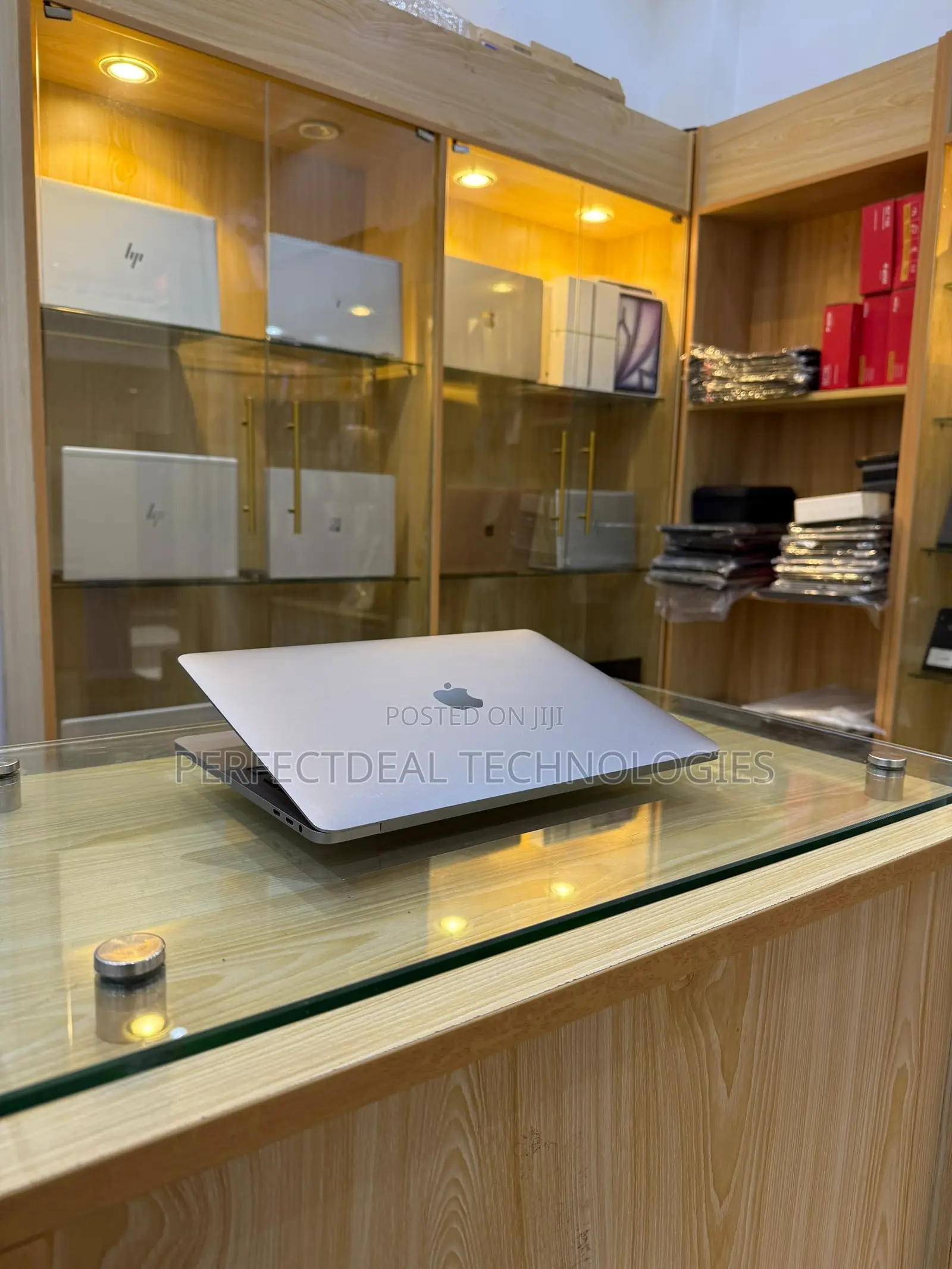 New Laptop Apple MacBook Pro 2020 8GB Intel Core i5 SSD 256GB