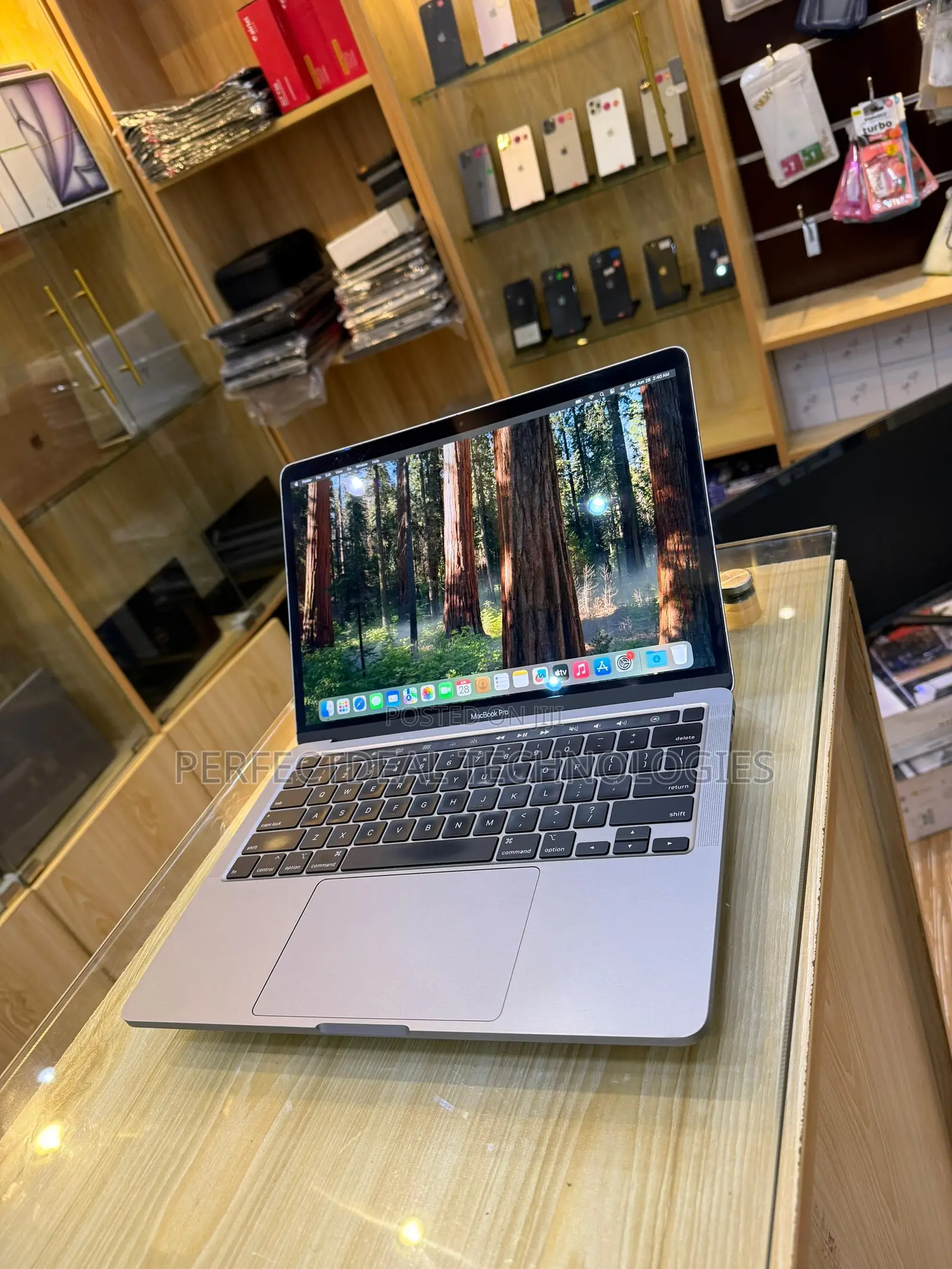 New Laptop Apple MacBook Pro 2020 8GB Intel Core i5 SSD 256GB