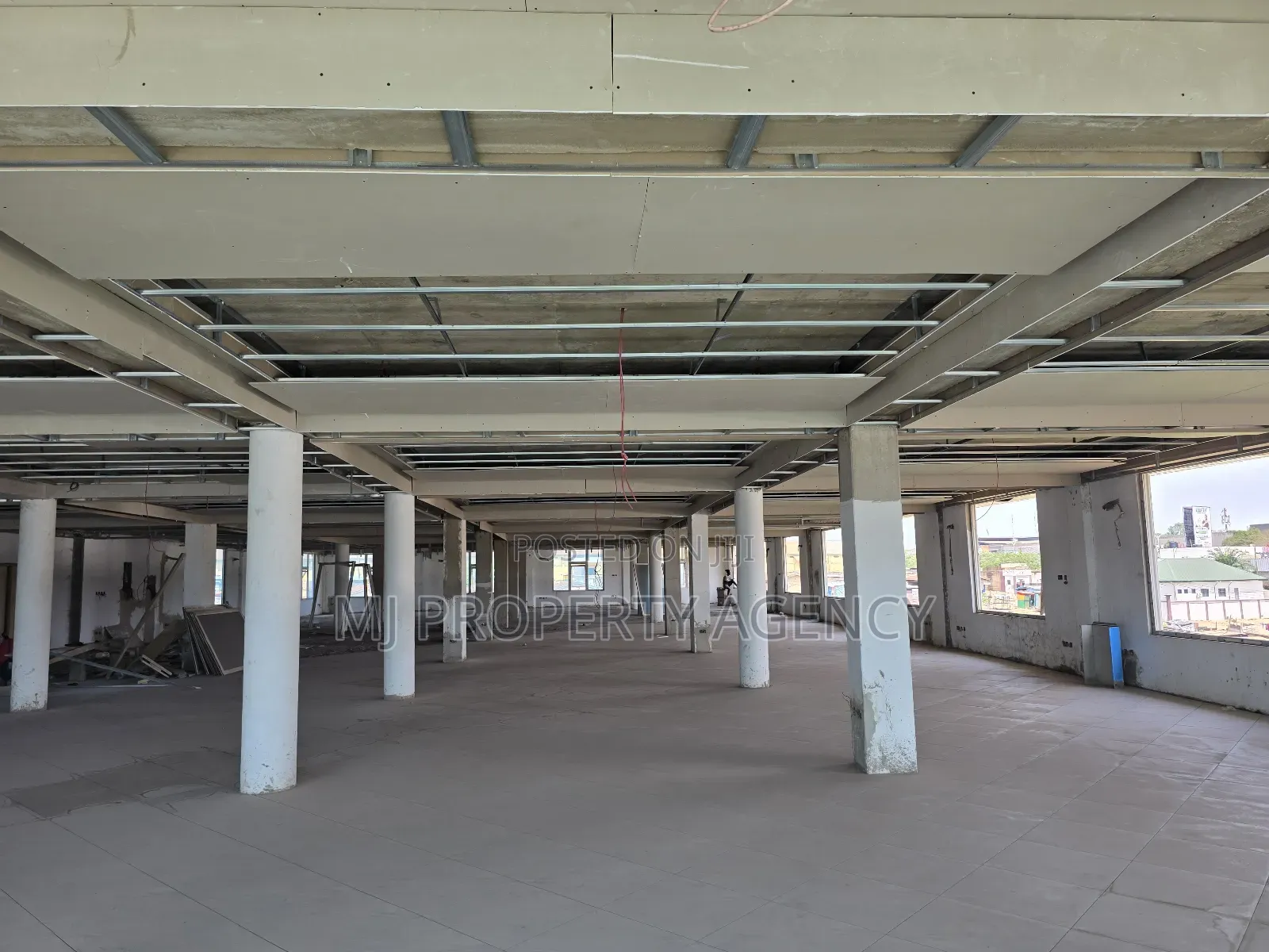1000 SQM Showroom/ Office Space