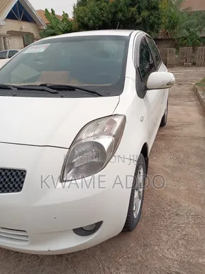 Toyota Yaris Base Hatchback 5dr 2011 White
