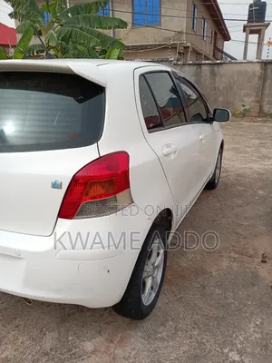 Toyota Yaris Base Hatchback 5dr 2011 White