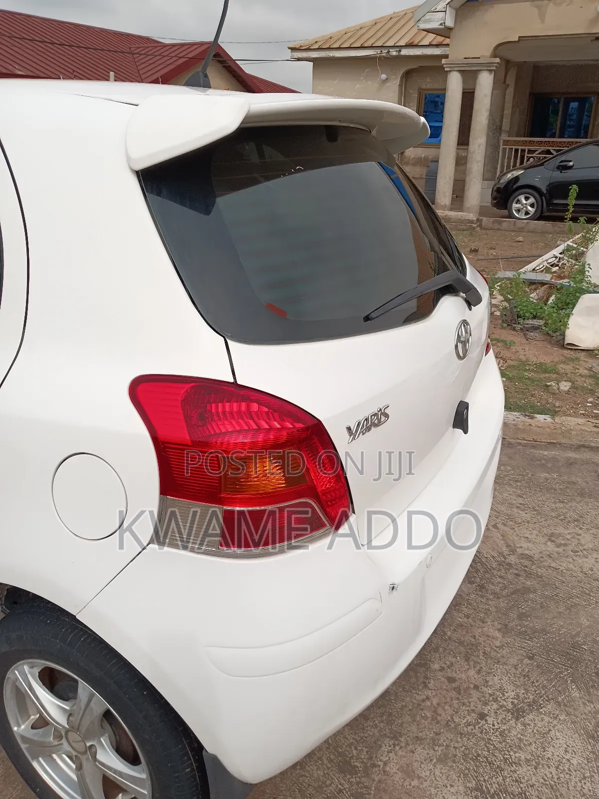 Toyota Yaris Base Hatchback 5dr 2011 White