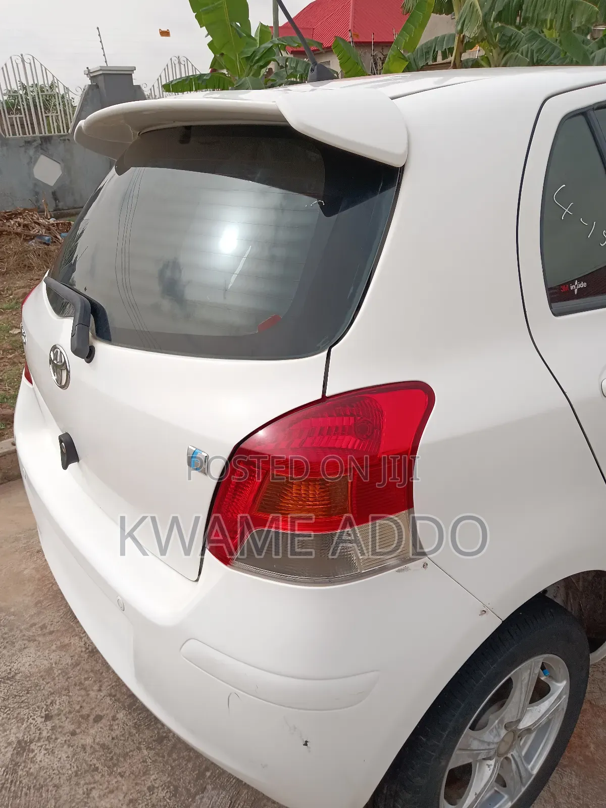Toyota Yaris Base Hatchback 5dr 2011 White