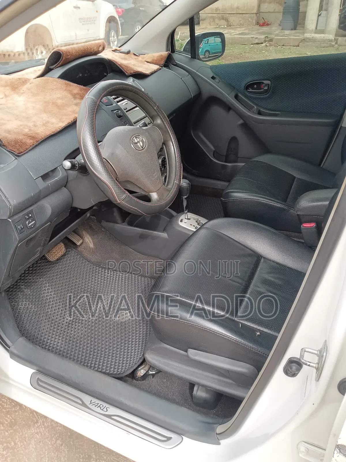 Toyota Yaris Base Hatchback 5dr 2011 White