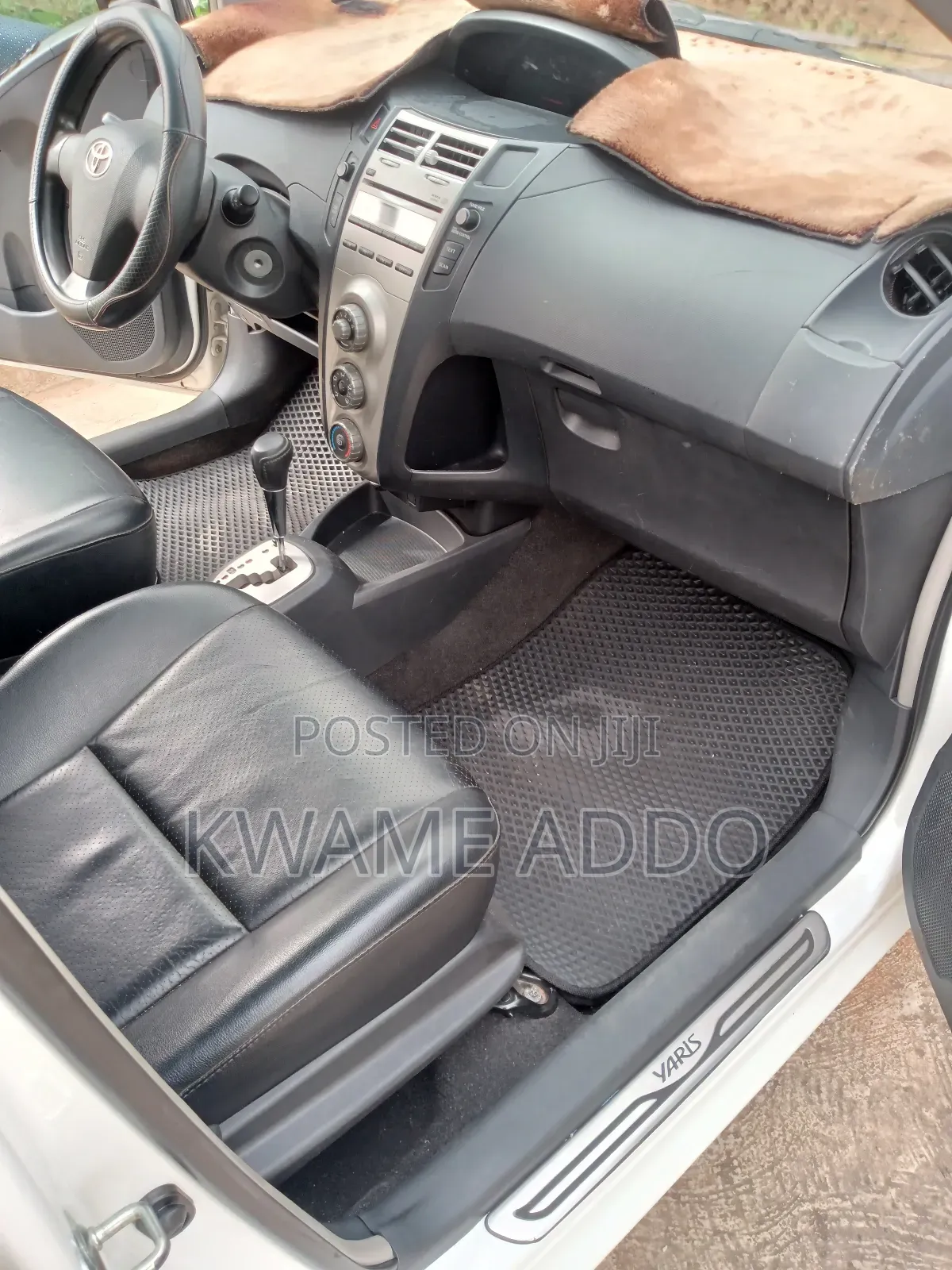 Toyota Yaris Base Hatchback 5dr 2011 White