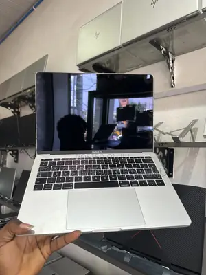 Laptop Apple MacBook Pro 2017 8GB Intel Core I5 SSD 256GB