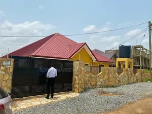 3bdrm House in Onion Market Area, Amasaman for sale