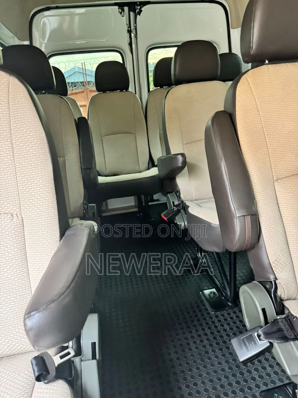 Bus 2022 White