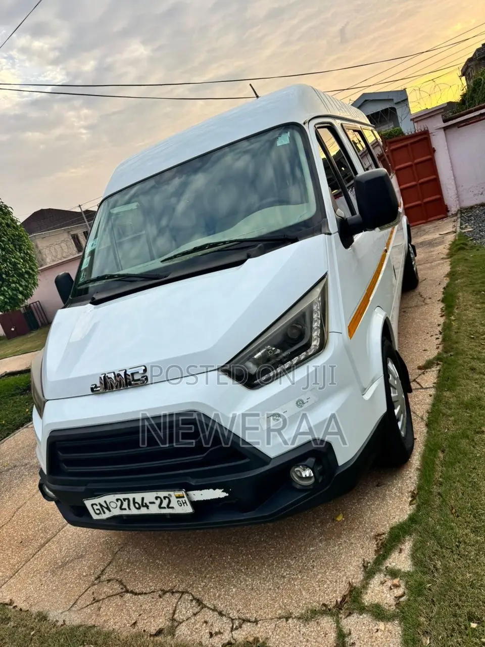 Bus 2022 White