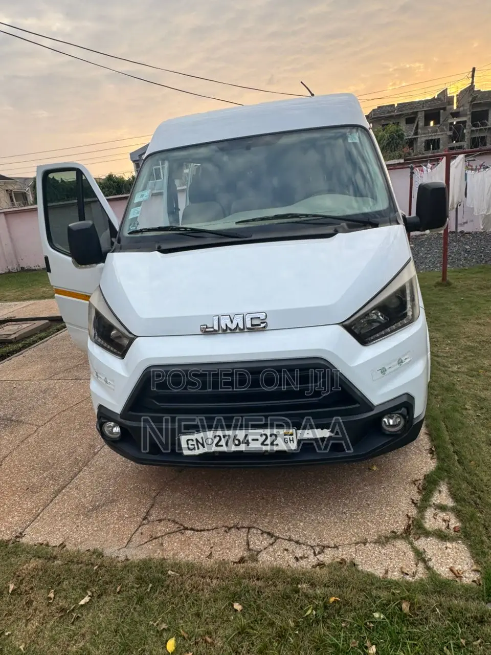 Bus 2022 White