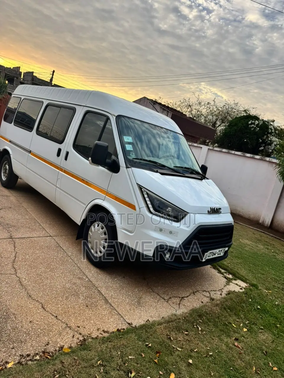 Bus 2022 White