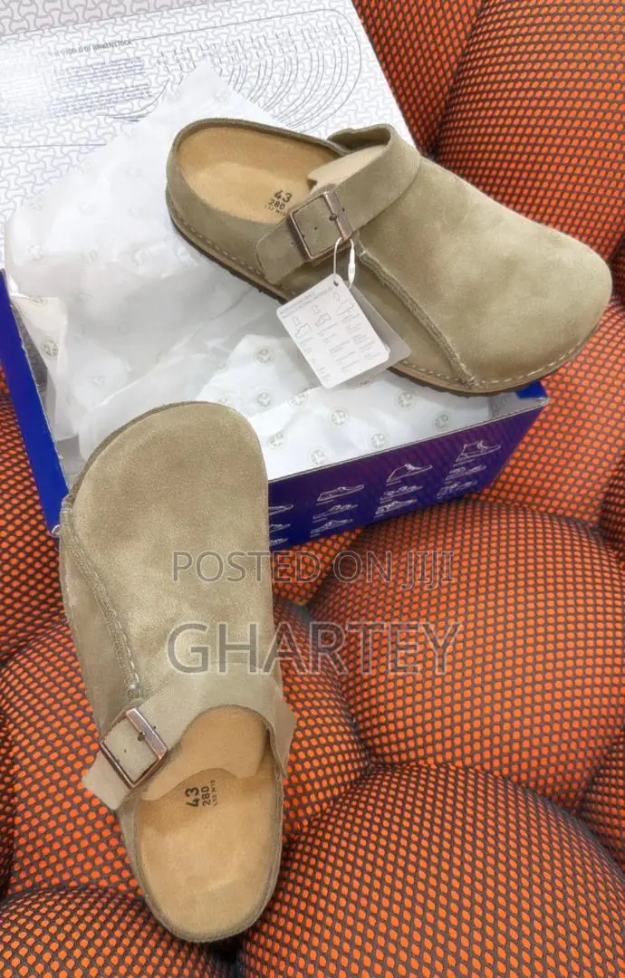 Classic Black Gray Buckle Clogs – Effortless Comfort, Everyday Style