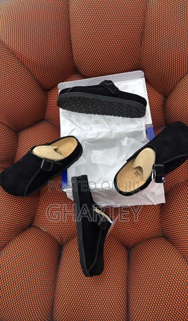 Classic Black Gray Buckle Clogs – Effortless Comfort, Everyday Style