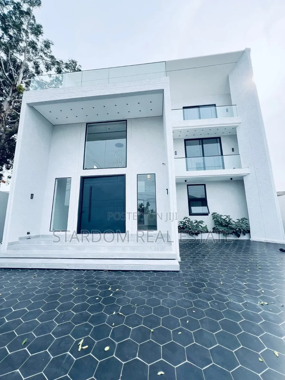 5bdrm Duplex in West Trassaco, East Legon for sale