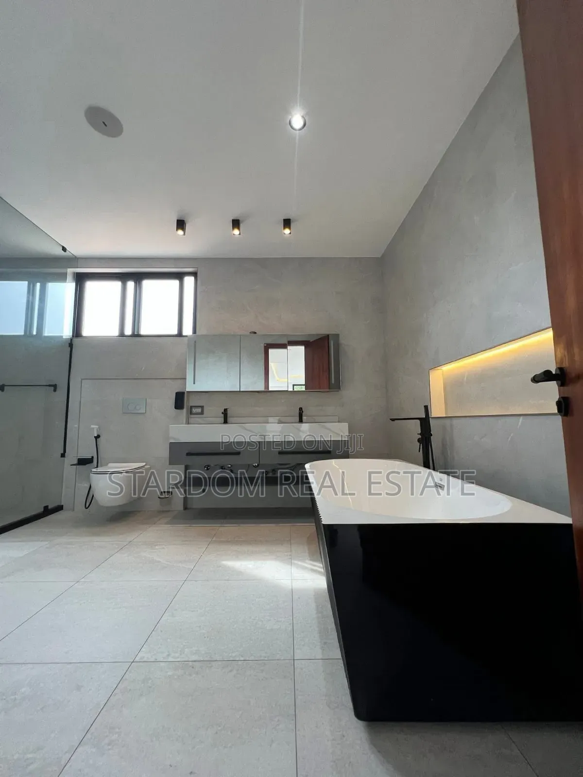 5bdrm Duplex in West Trassaco, East Legon for sale