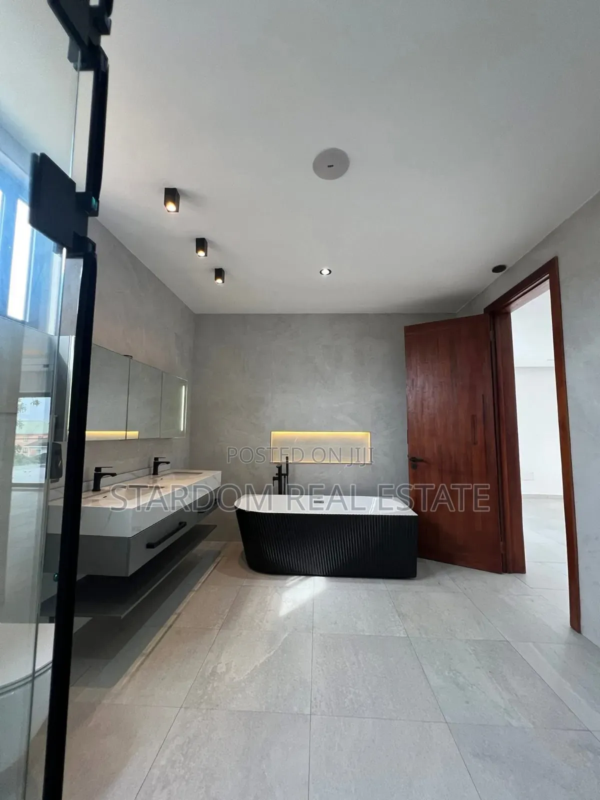 5bdrm Duplex in West Trassaco, East Legon for sale