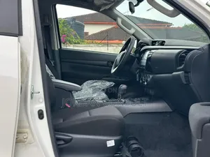 Toyota Hilux 2024 White