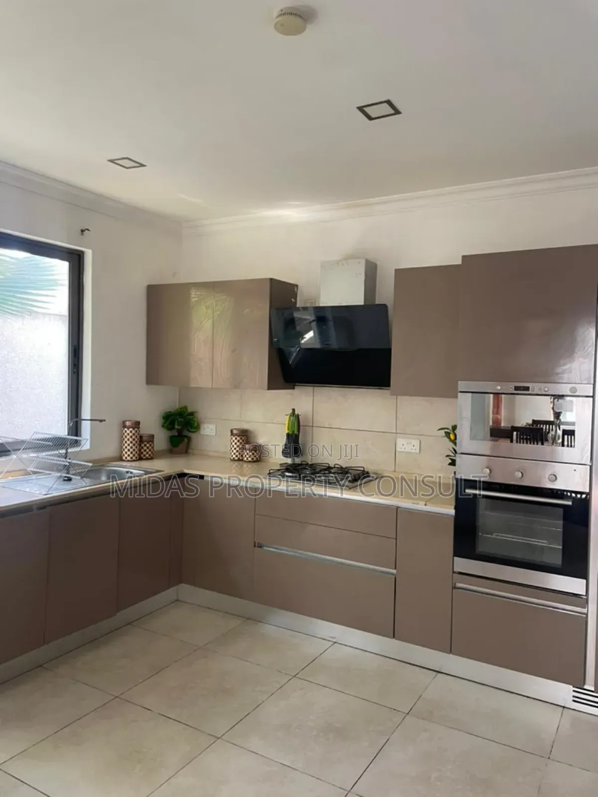 Furnished 4bdrm Townhouse / Terrace in Airport Residential for rent