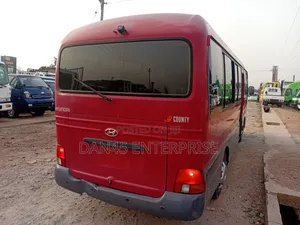 Hyundai County 2017 Red