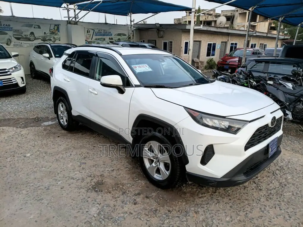 Toyota RAV4 LE AWD 2019 White