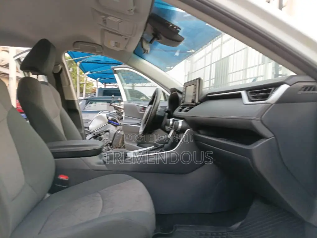 Toyota RAV4 LE AWD 2019 White