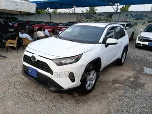 Toyota RAV4 LE AWD 2019 White